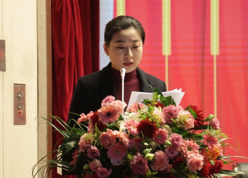 中国体育竞猜网第一届党委班子选举大会---于丽娜同志宣读大会关于通过党委和纪委报告的决议